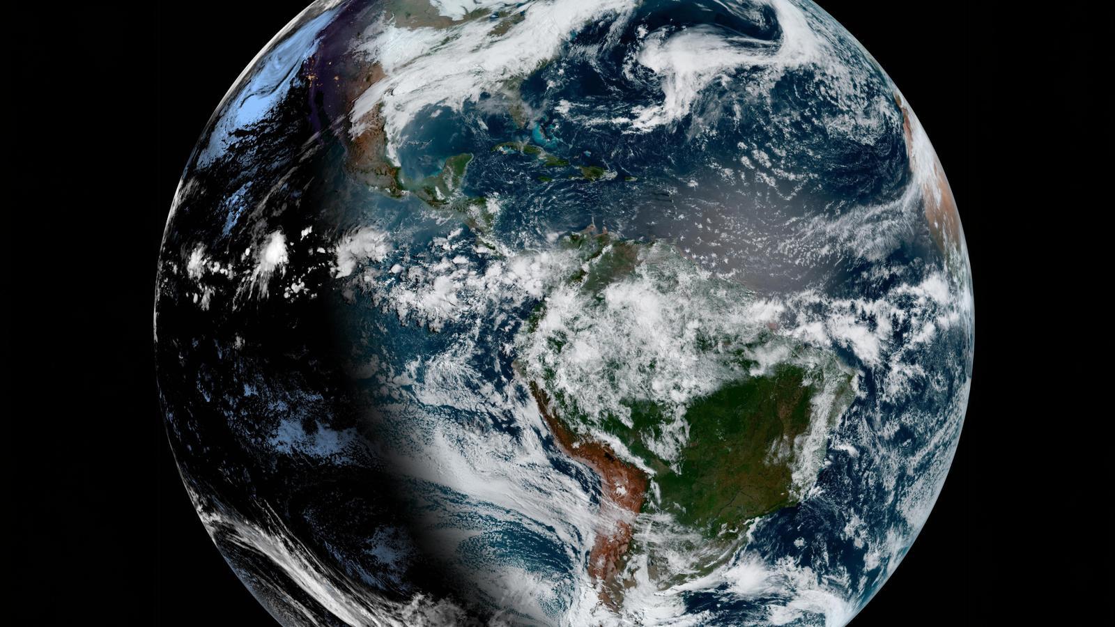 Satellite photograph provided by the National Oceanic and Atmospheric Administration (NOAA) through the North American National Hurricane Center (NHC) showing the state of the climate in the Atlantic and part of the Pacific. United States experts predict a 'Super Niño' this 2026 that will modify climate patterns at a global level