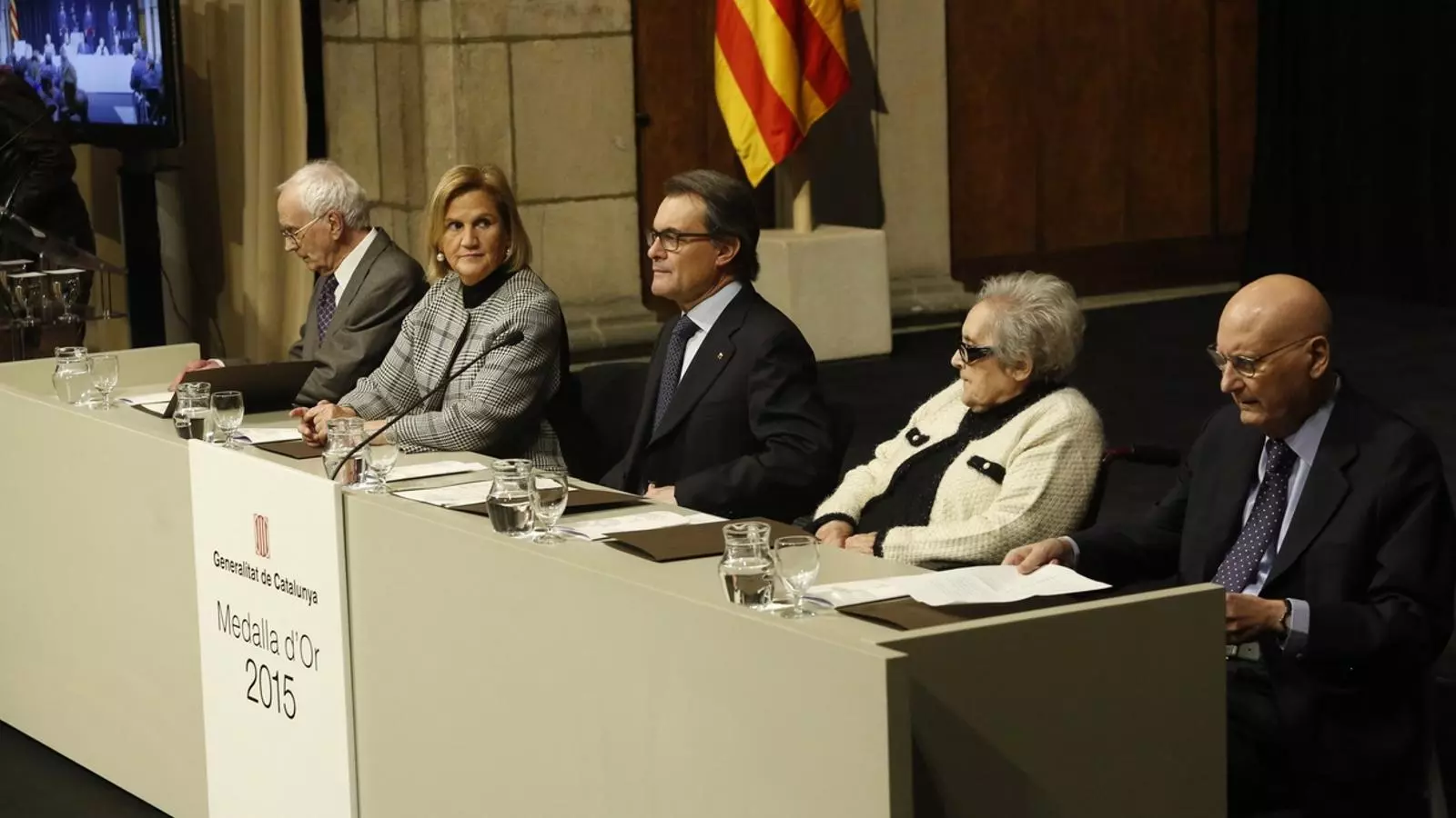 Neus Català, Josep Maria Espinàs i Joan Rodés, en l'acte de lliurament de la Medalla d'Or de la Generalitat / MANOLO GARCÍA