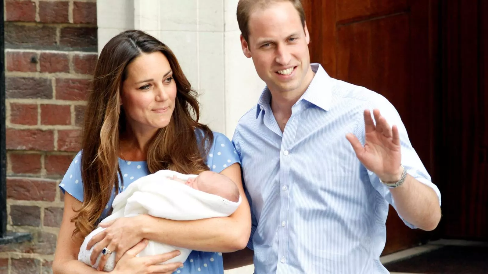 Los duques de Cambridge, a la puerta del hospital, presentando su primer hijo, Jordi