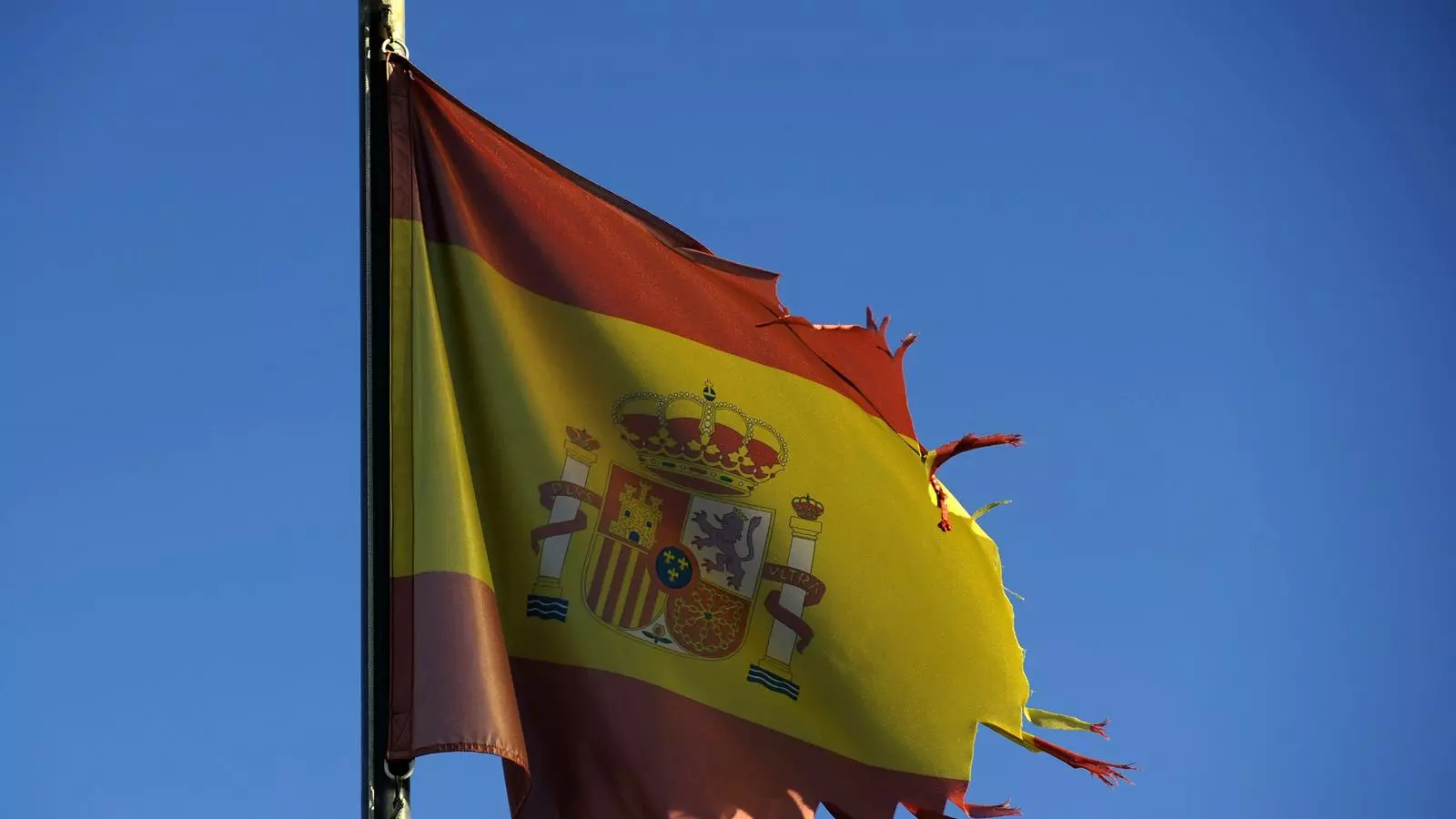 Una bandera de España rasgada en Gijón.
