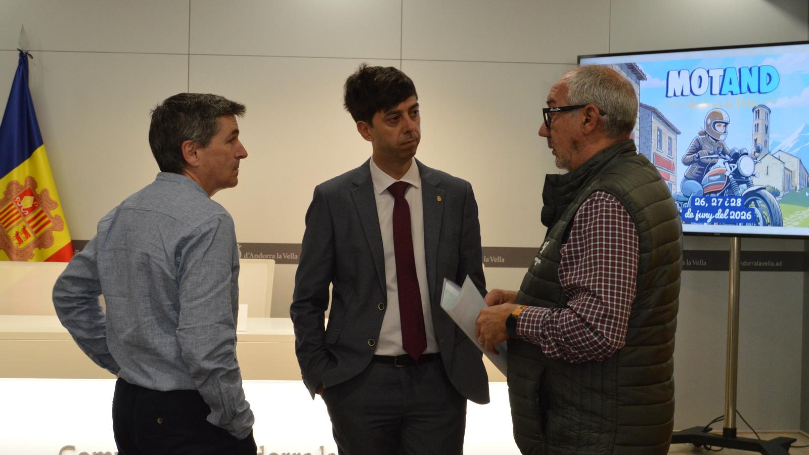 El representant del sector del motor Carles Sansa; el cònsol major d'Andorra la Vella, Sergi González i el vicepresident de la Penya Motorista l'Esquirol, Toni Soler, moment abans de la roda de premsa per presentar el Motand.