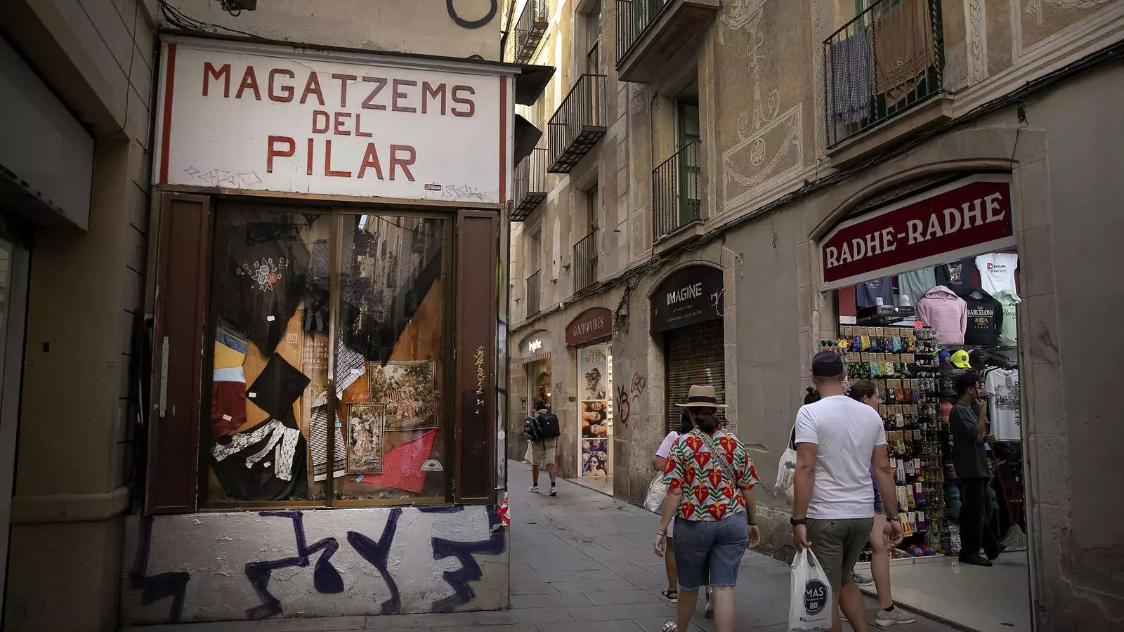 Magatzems del Pilar al carrer de la Boqueria.