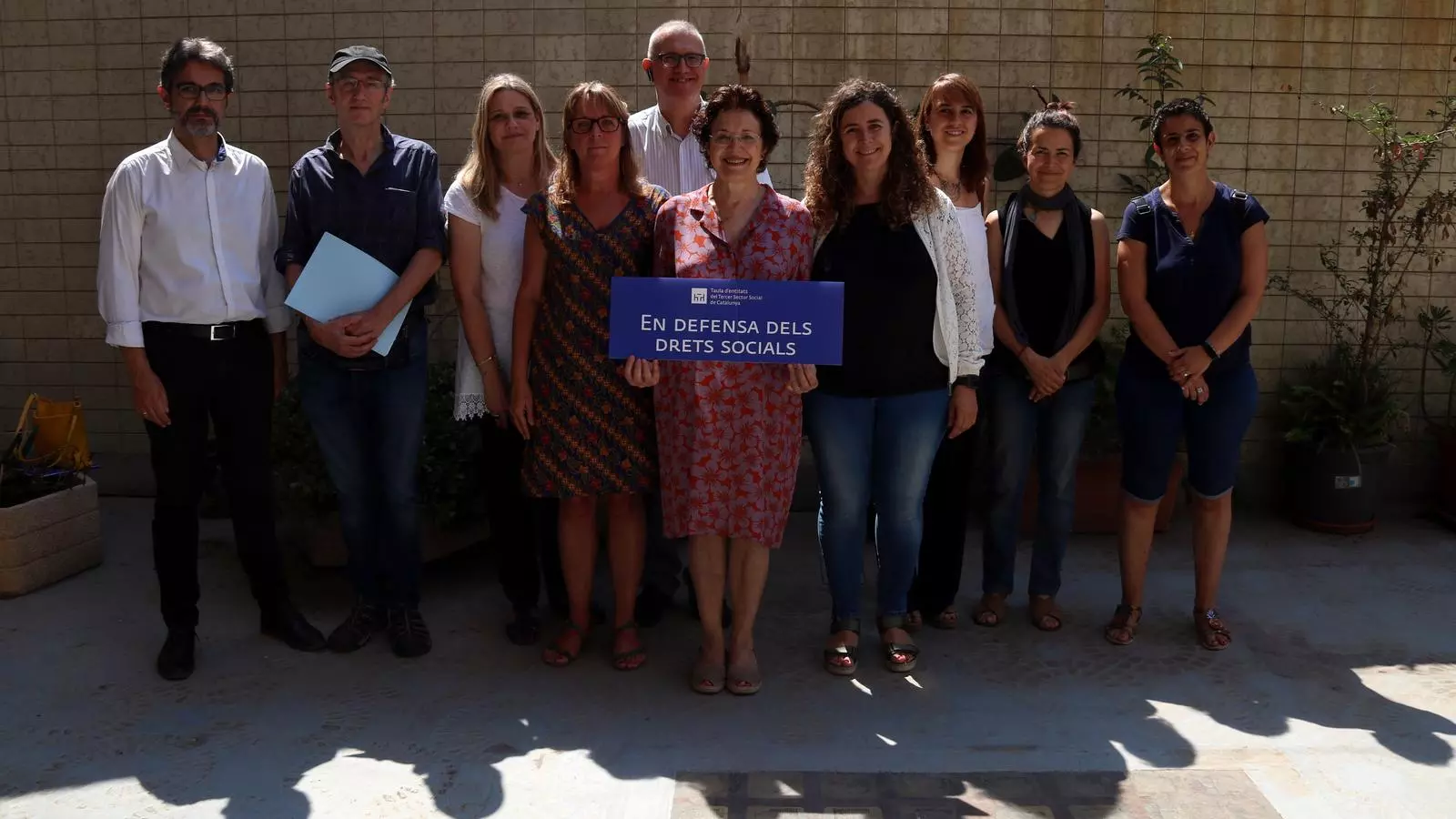 Membres de la Taula del Tercer Sector amb el lema "En defesa dels drets socials"