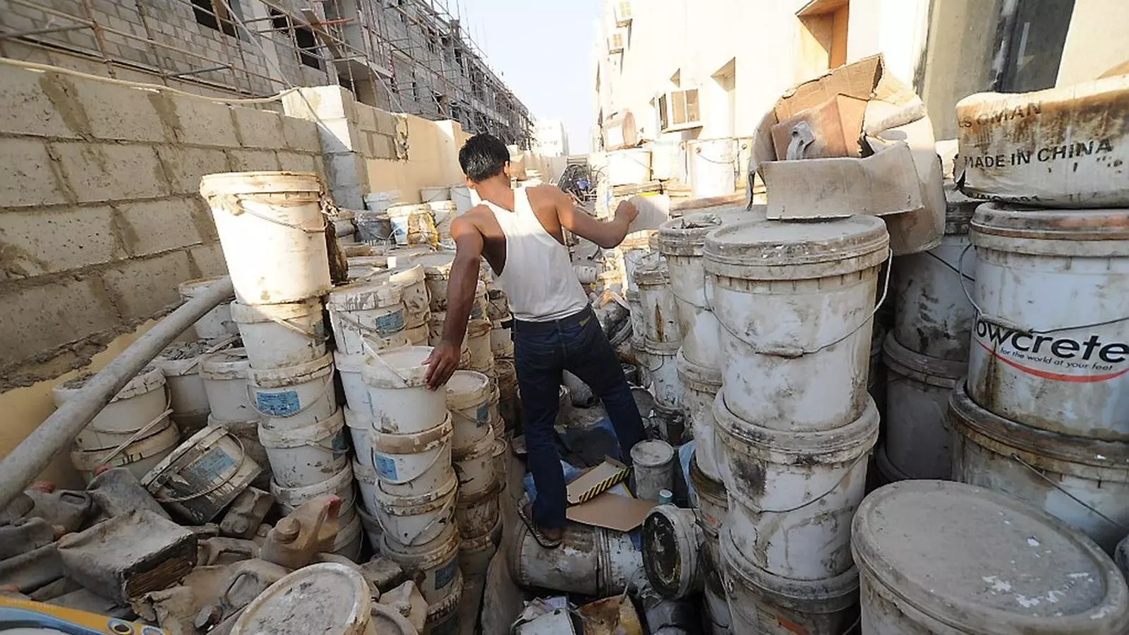 Un treballador en unes obres A Qatar.