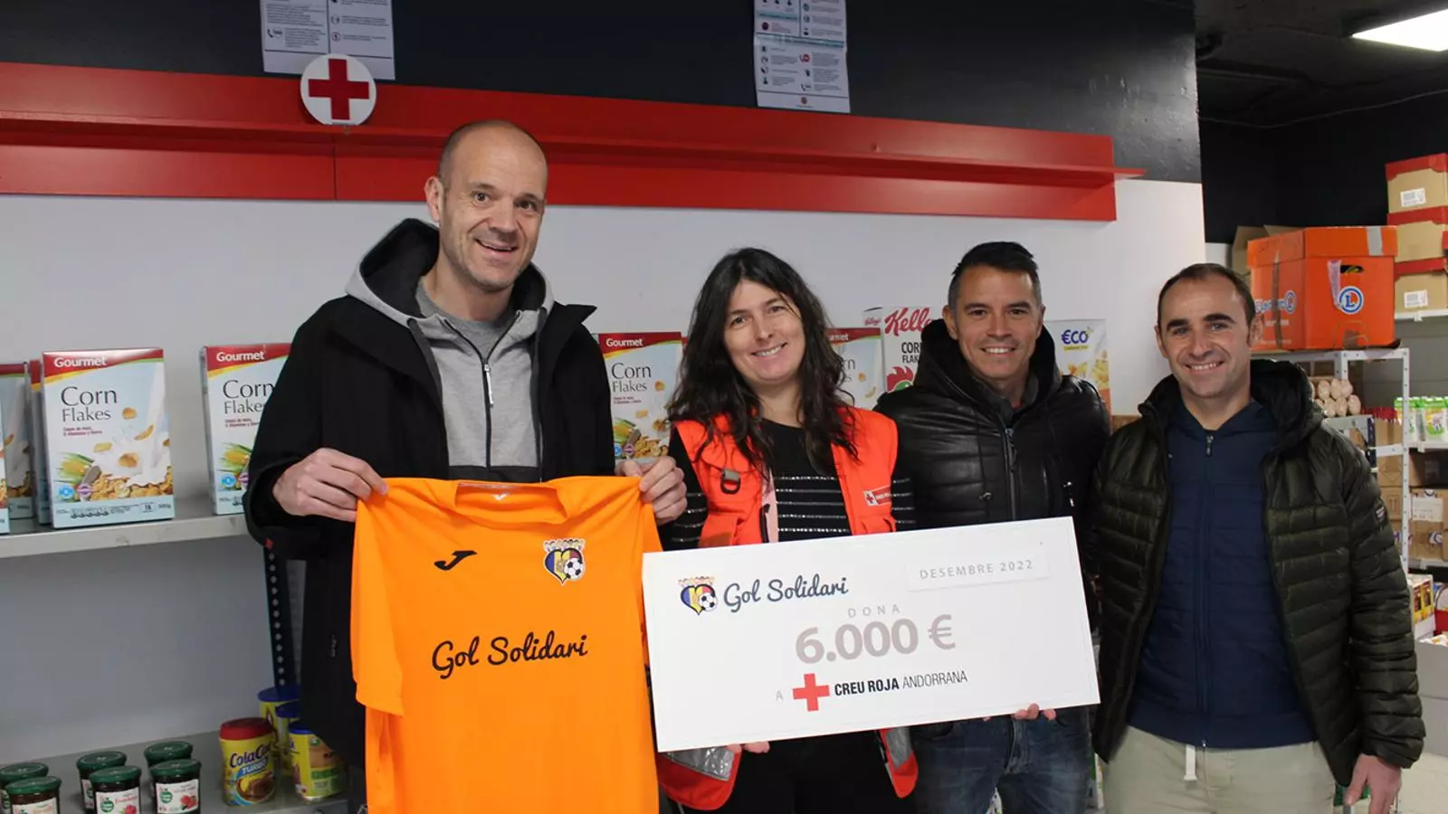 Un moment del lliurament del xec de Gol Solidari a la Creu Roja Andorrana.