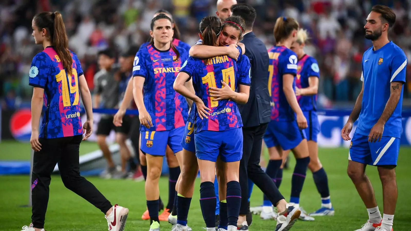 Les jugadores del Barça al final del partit de Torí lamentant la derrota.