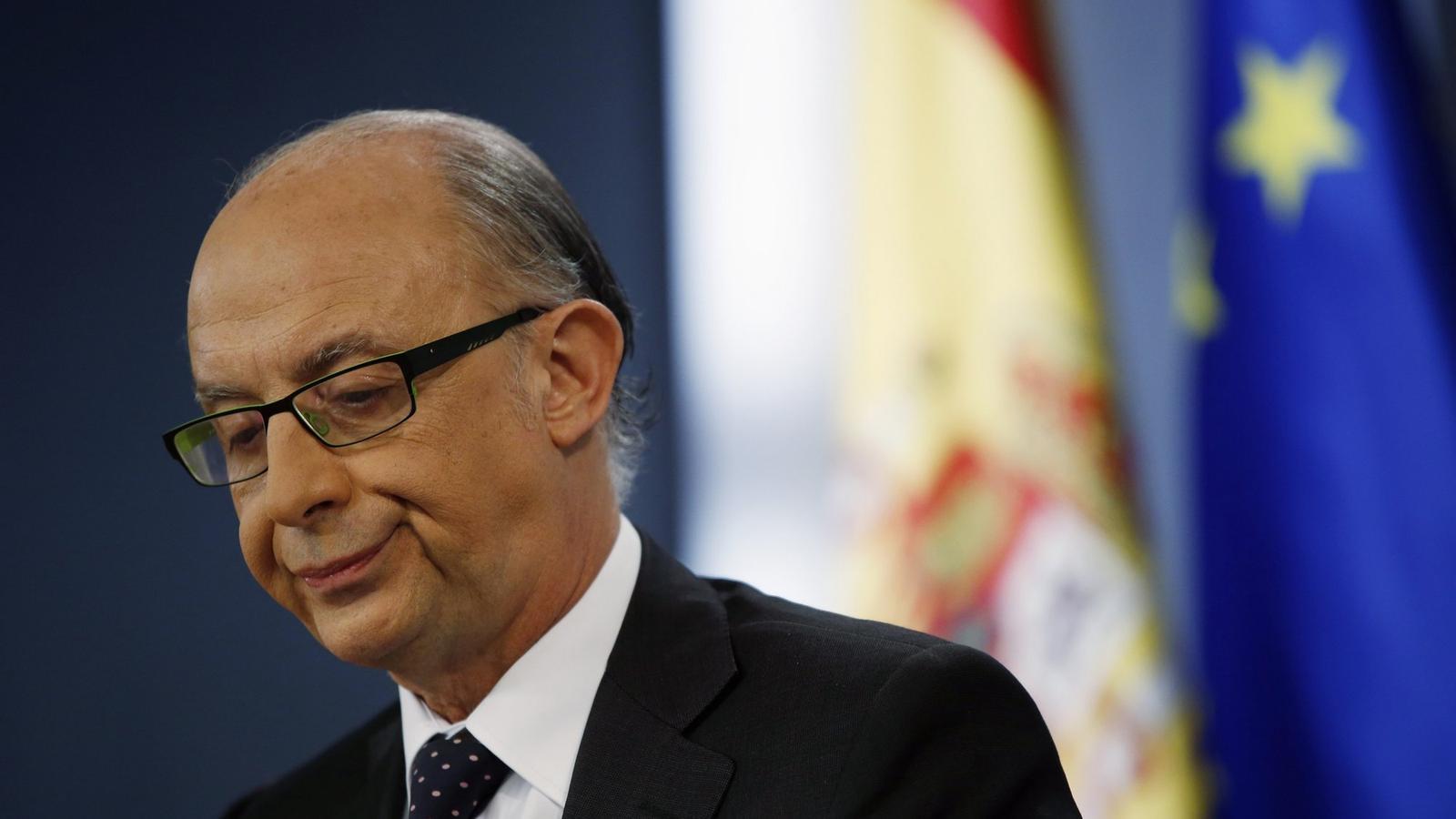 El ministre d'Hisenda, Cristóbal Montoro, ahir en la roda de premsa posterior al consell de ministres, en què va explicar el nou quadre macroeconòmic.