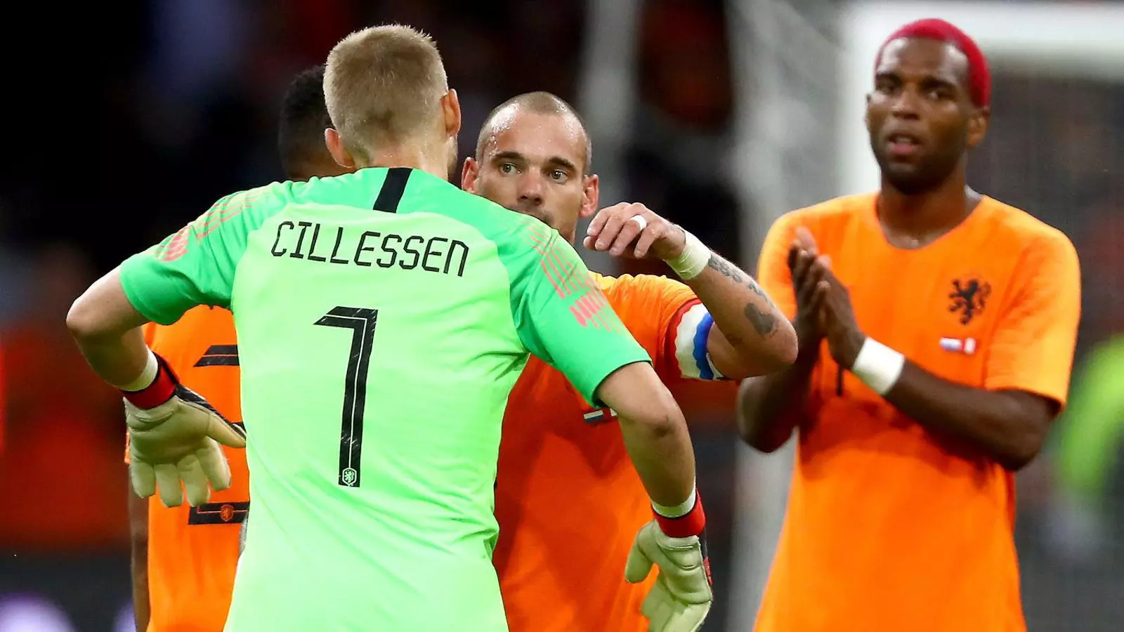 Cillessen i Sneijder abraçant-se en l’Holanda-Perú.