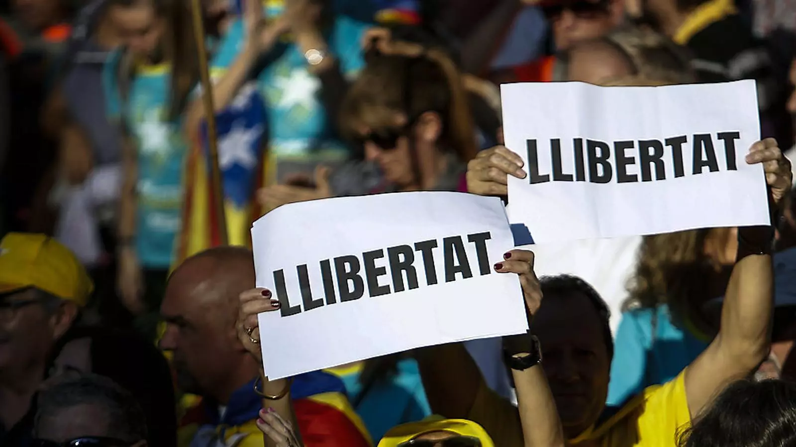 Algunes participants en la manifestació d’ahir amb samarretes de l’ANC i cartells de “Llibertat”.