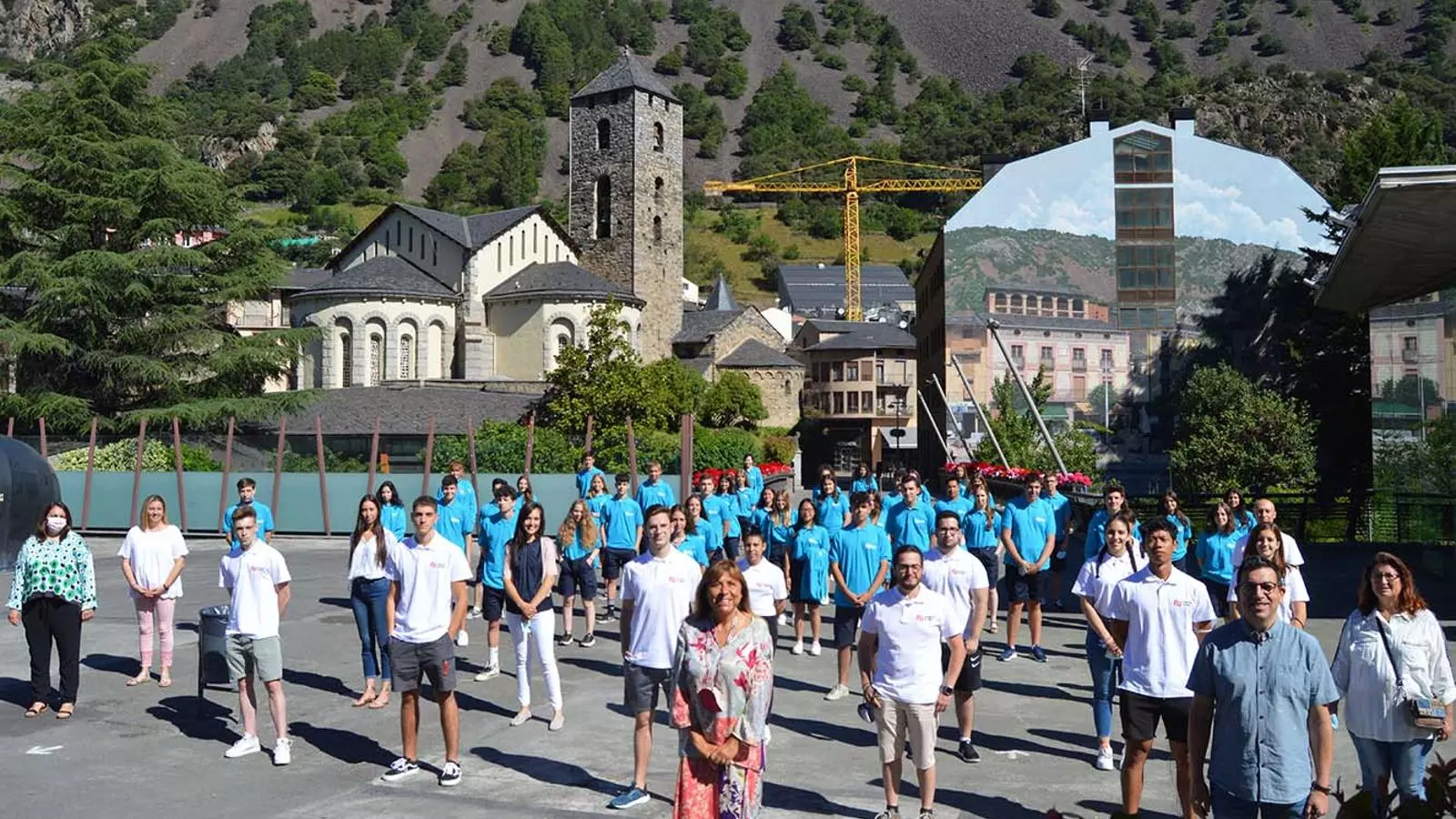 Els informadors turítics que treballaran aquest any per al comú amb la cònsol major, Conxita Marsol i el conseller de Cultura i Promoció Turística, Miquel Canturri.