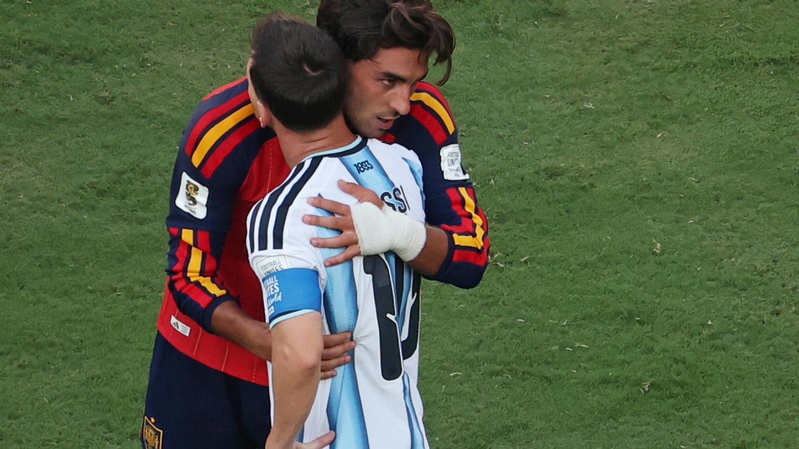 Ferran Torres, abraza a Leo Messi.
