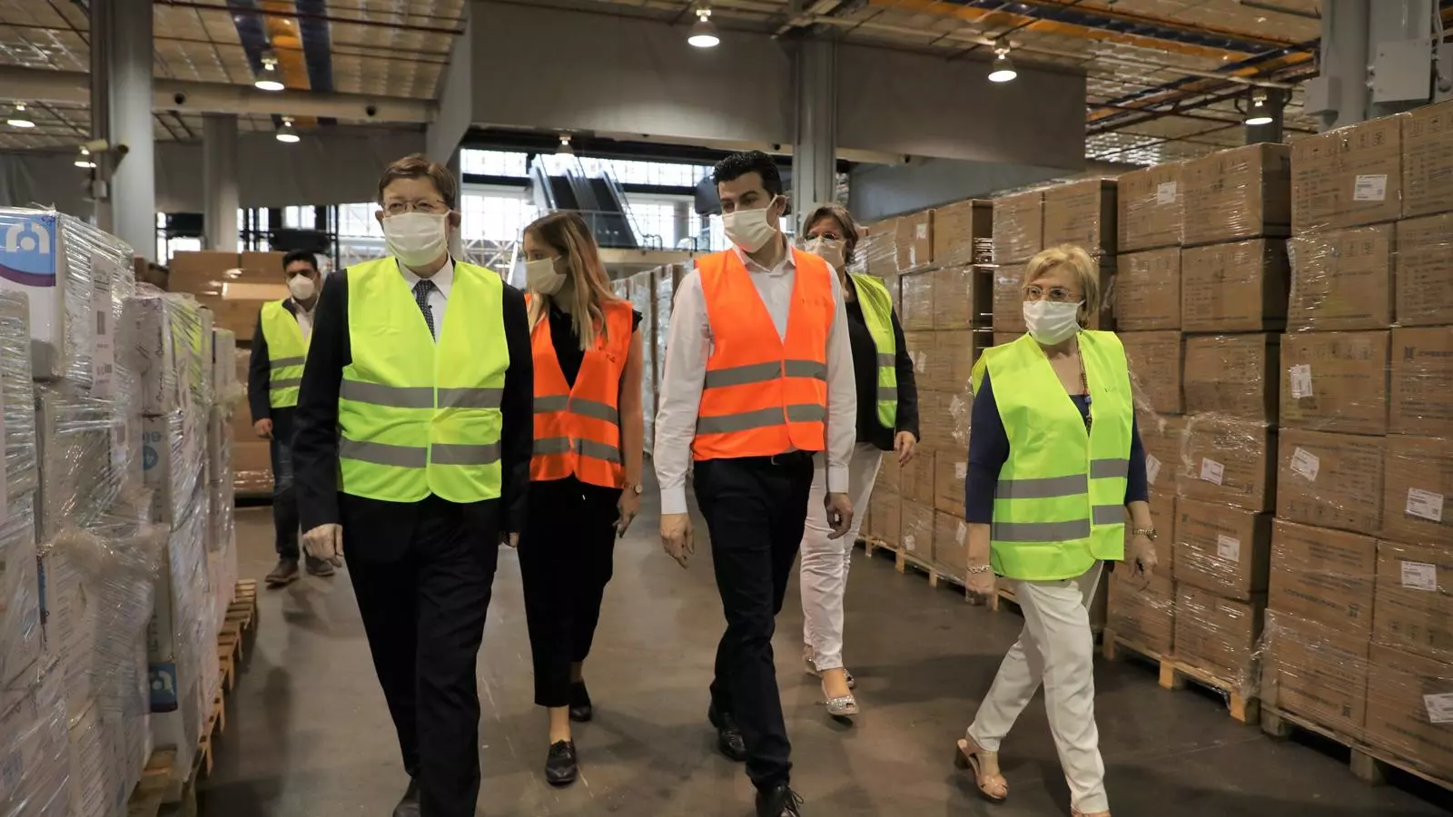 El president de la Generalitat Valenciana, Ximo Puig, i la consellera de Sanitat Universal i Salut Pública, Ana Barceló, durant la seva visita a les instal·lacions de Fira València on s'emmagatzema el material sanitari