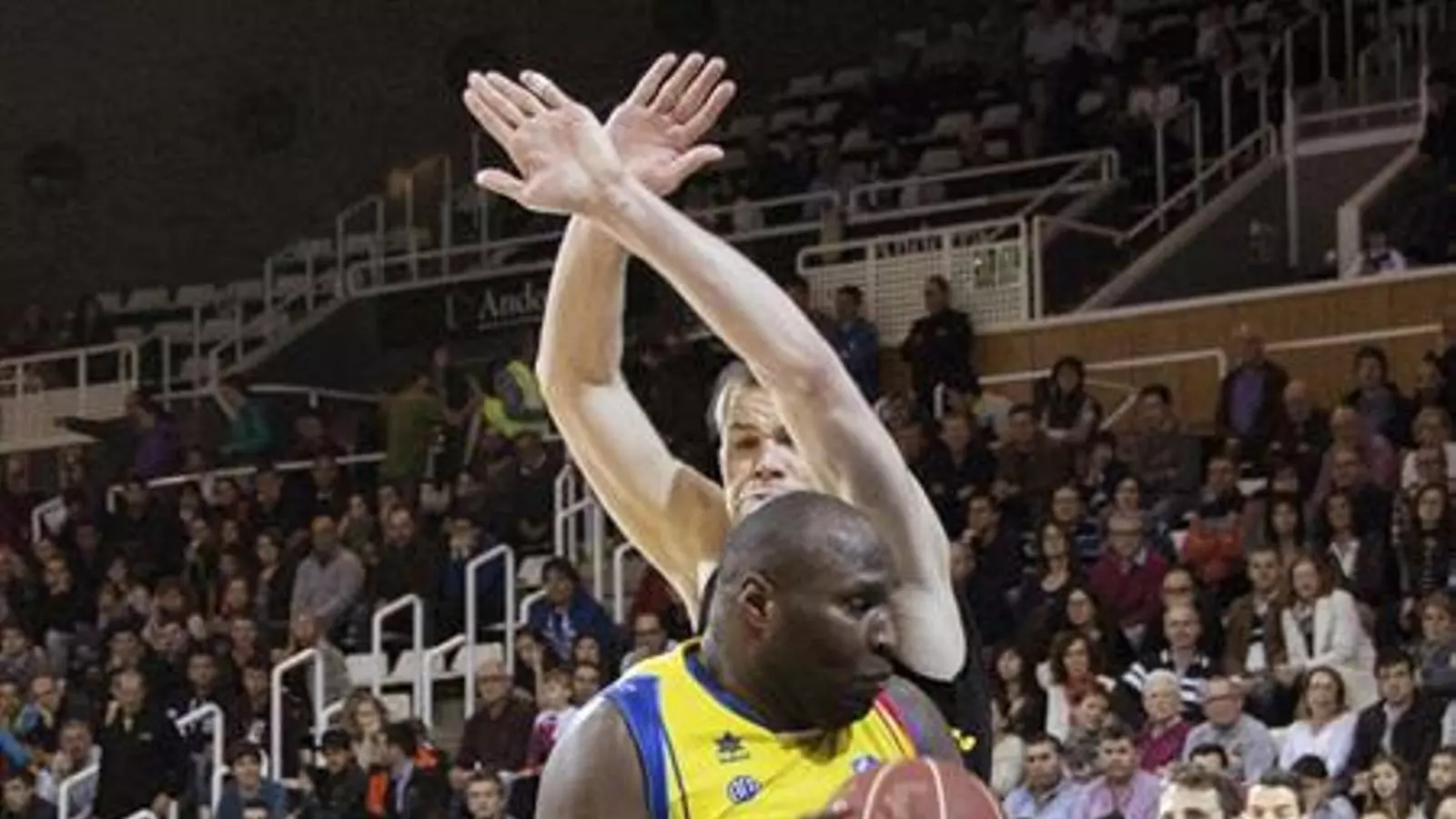 Jawai (Morabanc Andorra) en acció contra Estudiantes