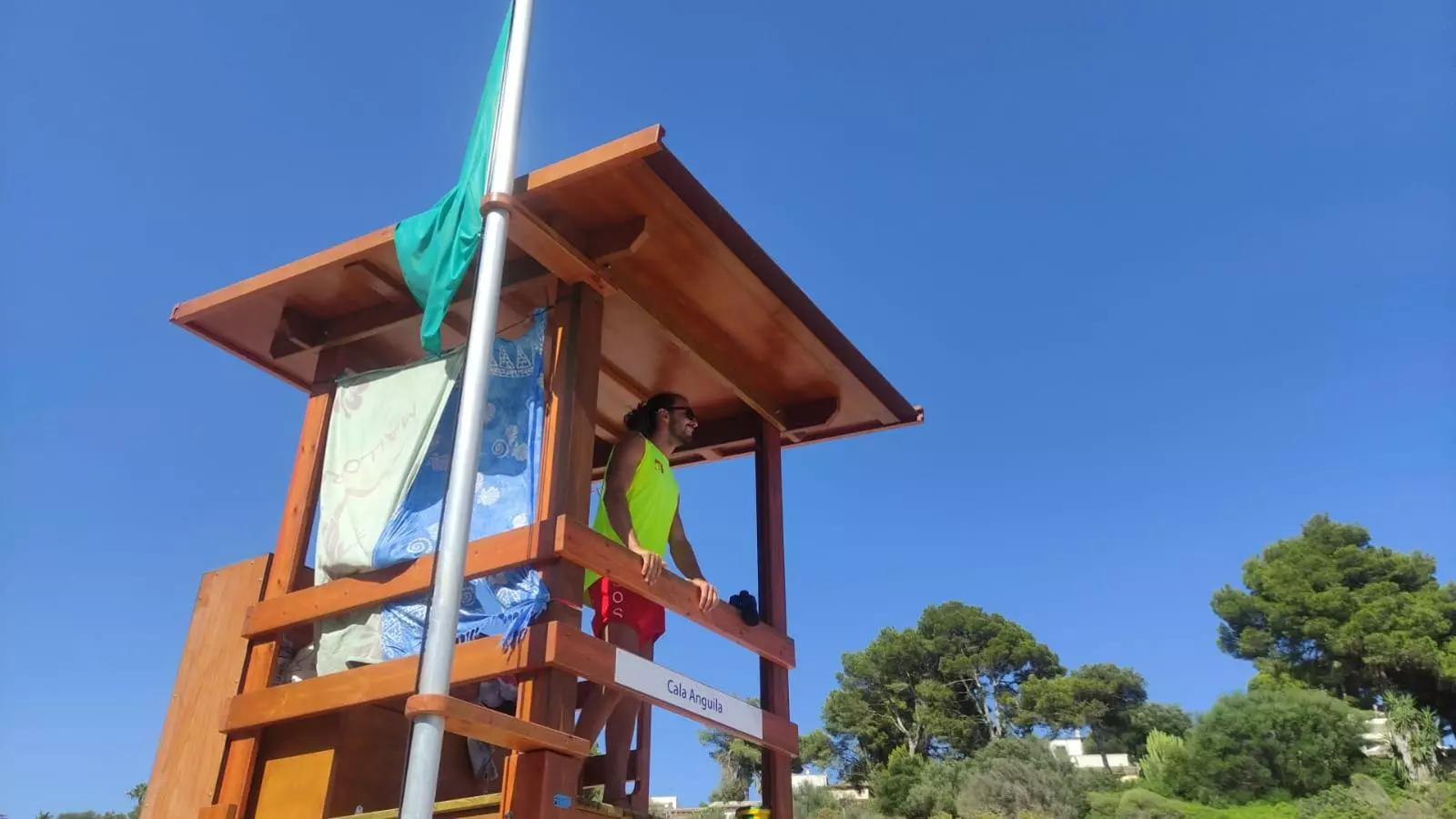 Una torre de Cala Anguila on els socorristes han hagut de posar tovalloles per tapar-se del sol.