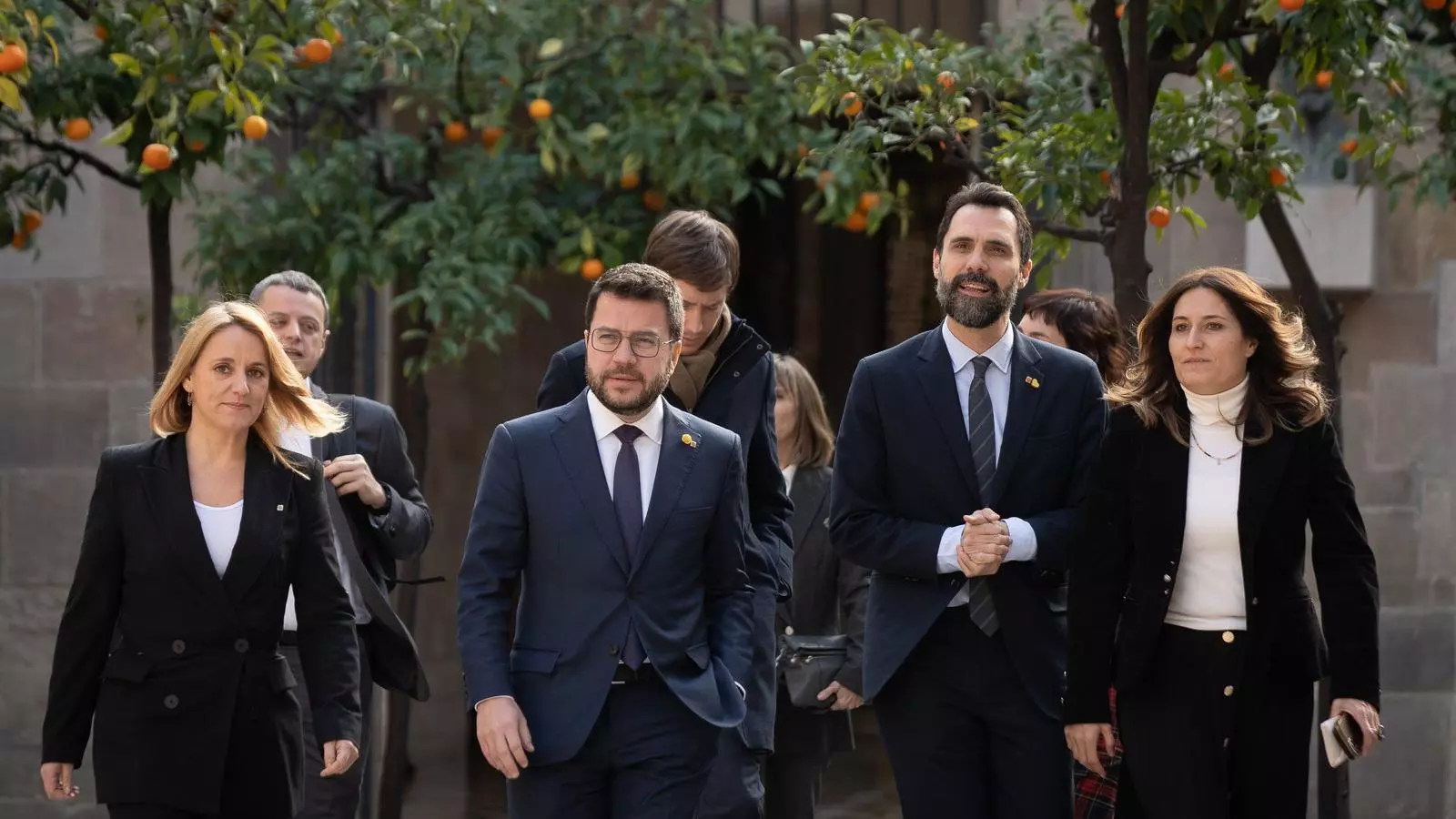 Mas, Aragonès, Torrent i Vilagrà dirigint-se a la reunió d'aquest dilluns amb sindicats i patronals.