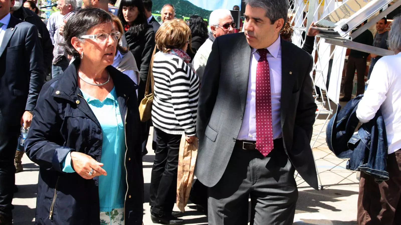 L'alcaldessa de Cabrils, amb el conseller i portaveu del Govern, Francesc Homs, en una imatge d'arxiu