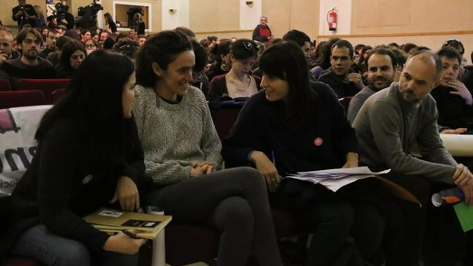 Isabel Vallet, entre els participants a l'assemblea que Endavant va celebrar el 18 de febrer