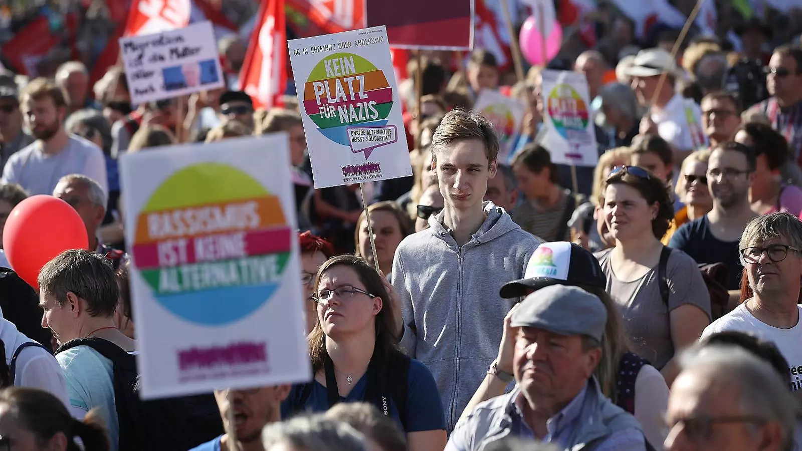 Manifestació multitudinària contra el racisme a Berlín