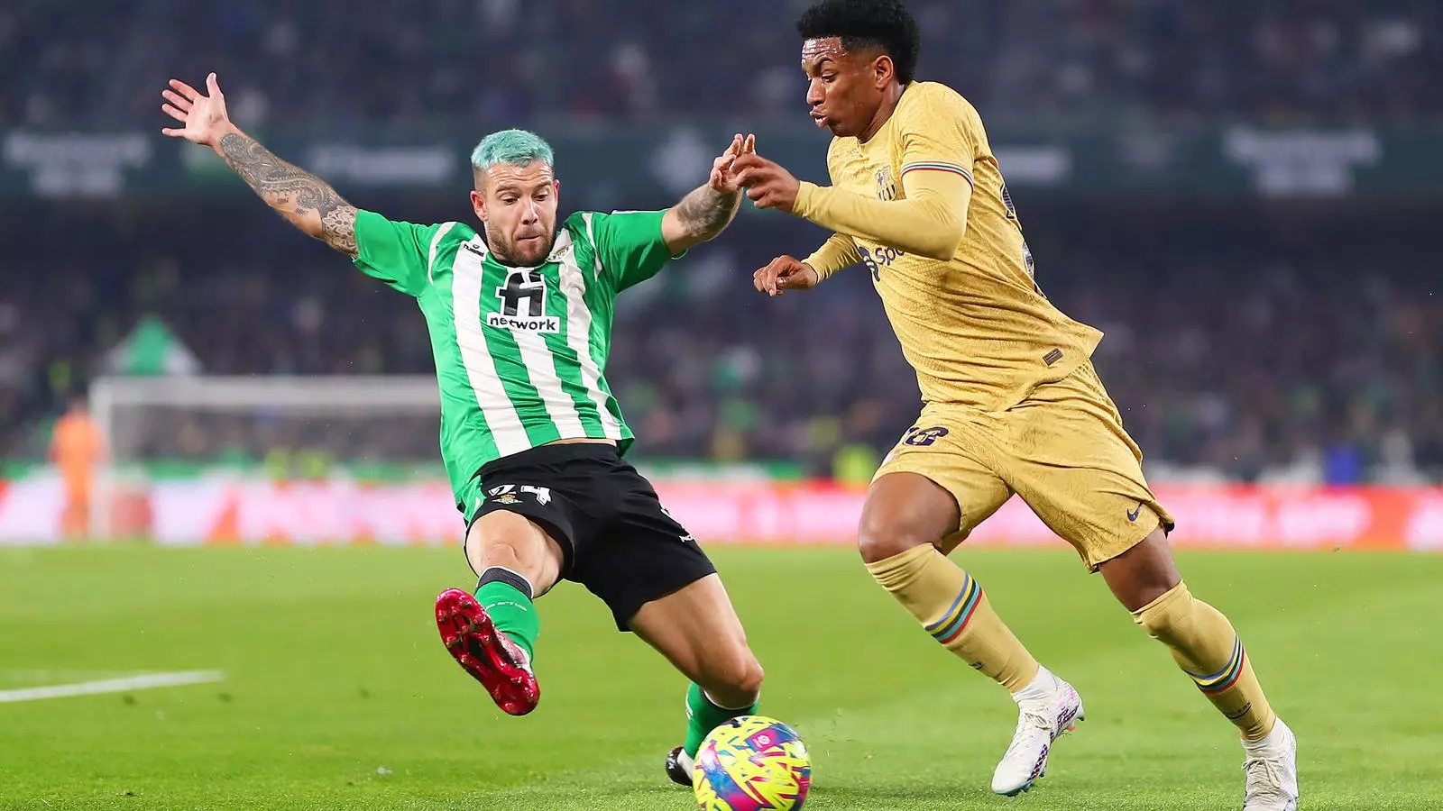 Balde superant Ruibal en la banda esquerra.