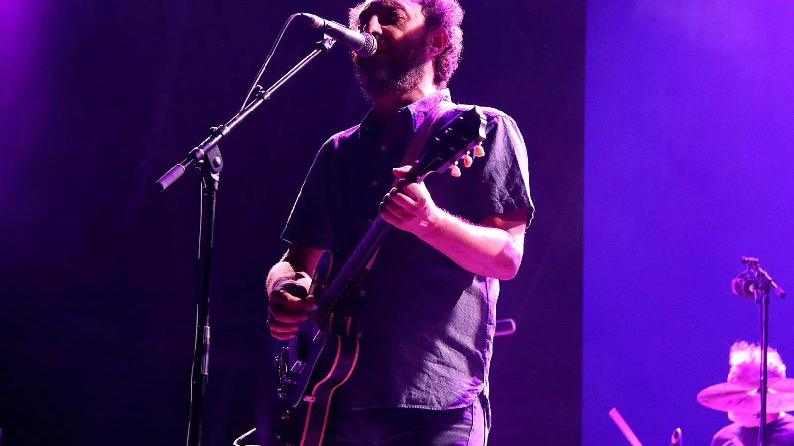 El cantant de Los Planetas durant el concert al Vida Festival