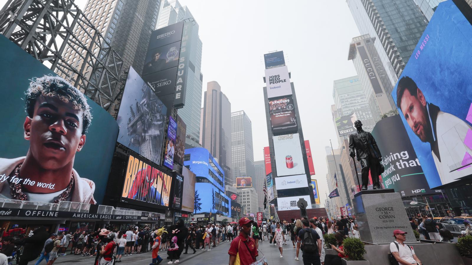 Lamine Yamal and Leo Messi on Times Square screens with the sky covered in smoke from the Canada fires