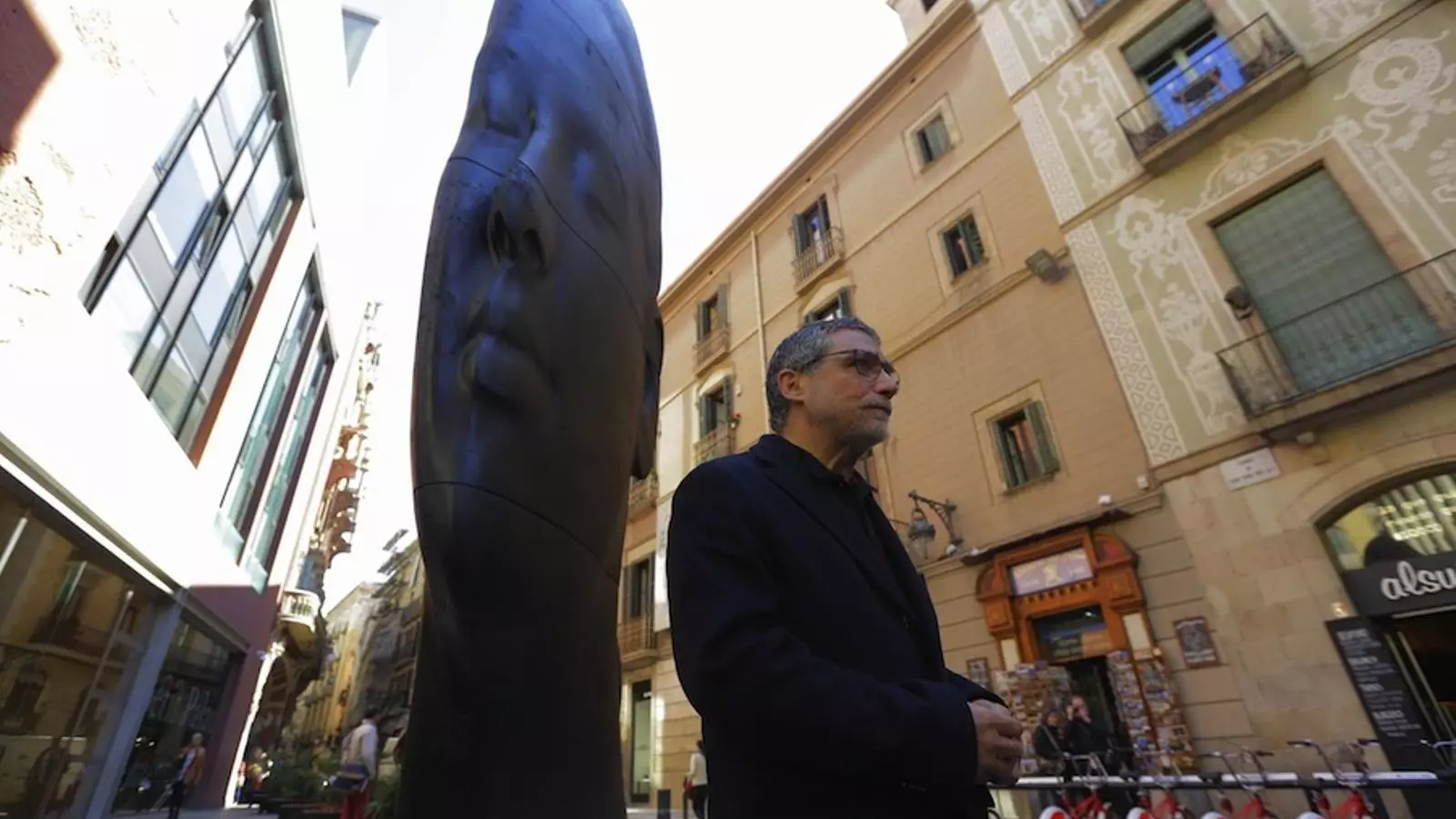 Jaume Plensa amb 'Carmela' davant el Palau de la Música