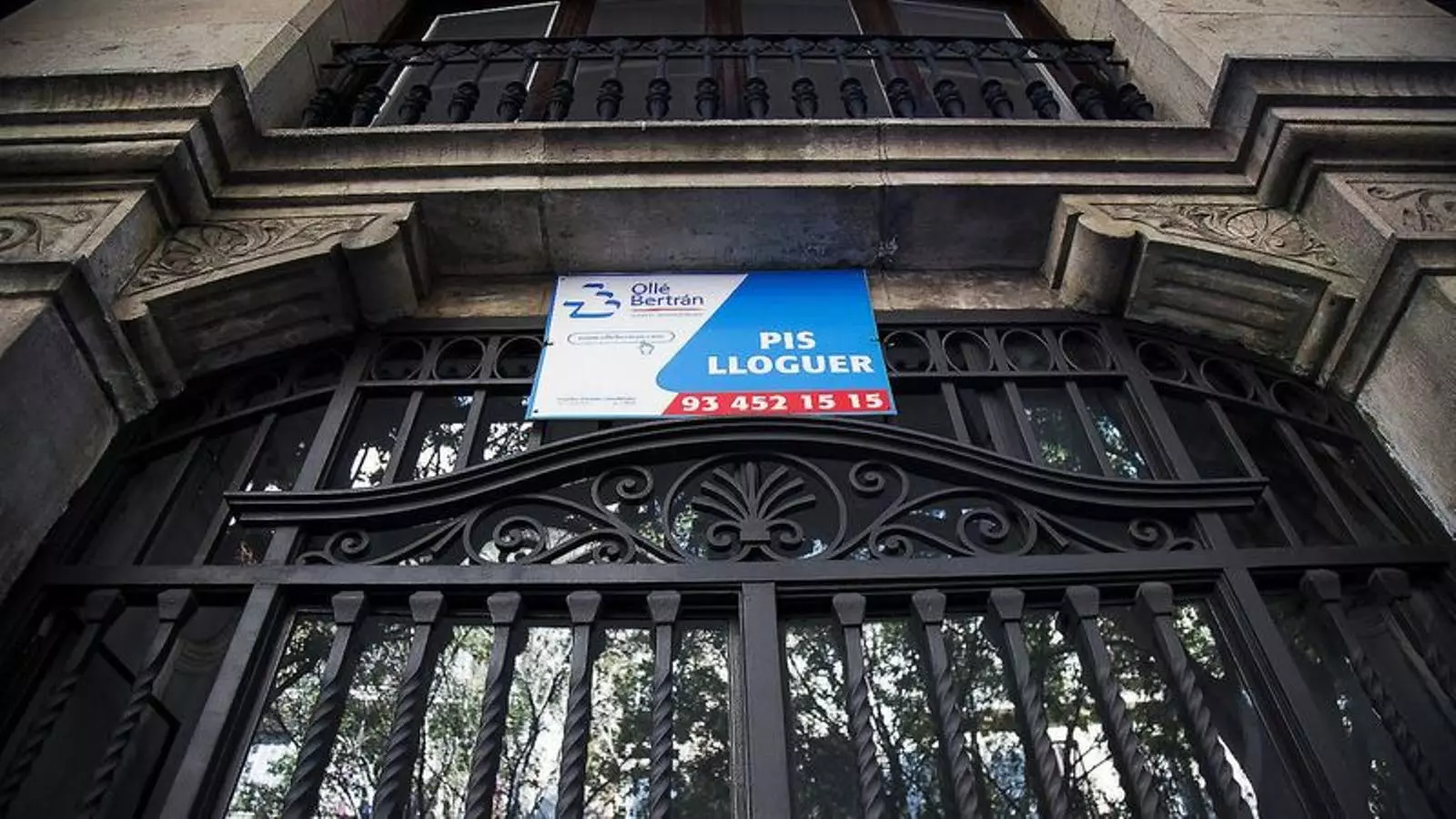 Un anunci de pis de lloguer a Barcelona, en una imatge d'arxiu.