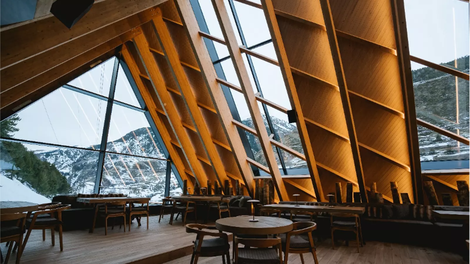 L'interior del renovat après-ski Abarset de Grandvalira.
