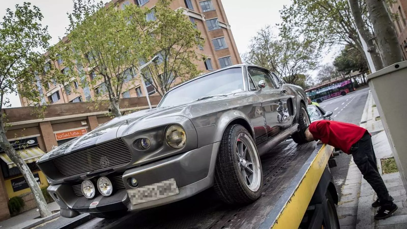 Un dels vehicles de luxe que, per ordre del jutge, ja es poden treure de l'aparcament del centre comercial