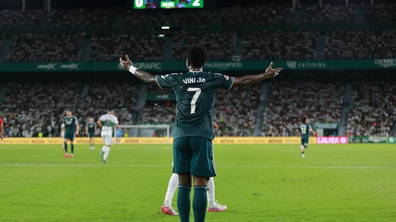 Vinicius, protesting an action on the Elche field
