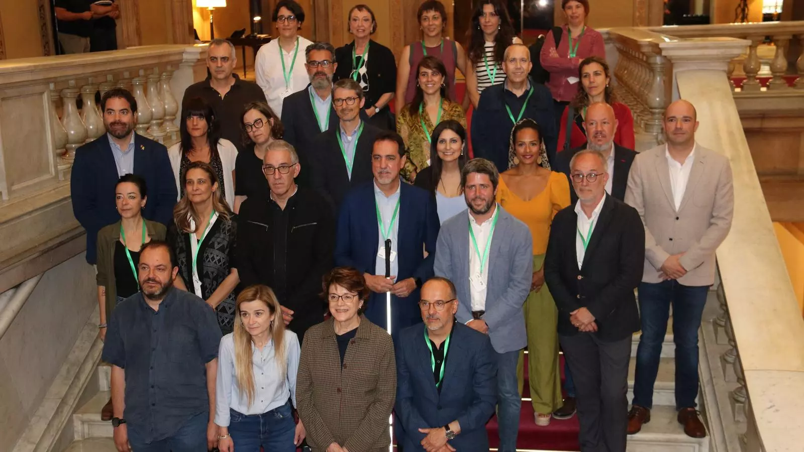 Foto de família de les entitats i els grups polítics després d'entrar la llei al Parlament