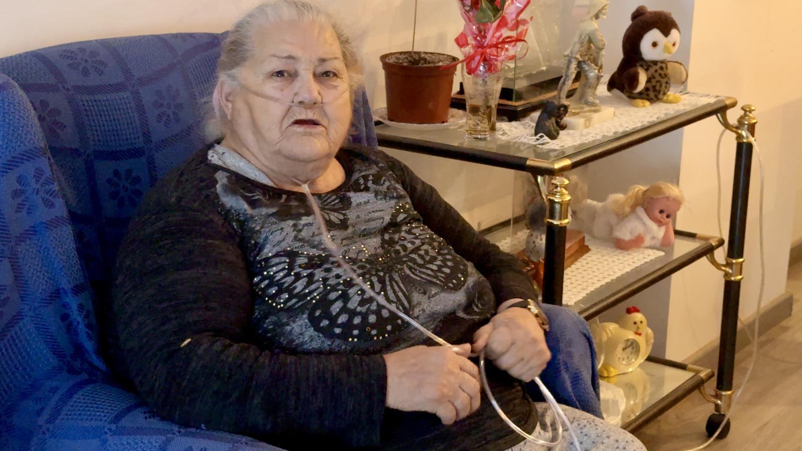 La Carme Alcaraz, vecina de 89 años de Vilanova i la Geltrú con dependencia y respiración asistida.