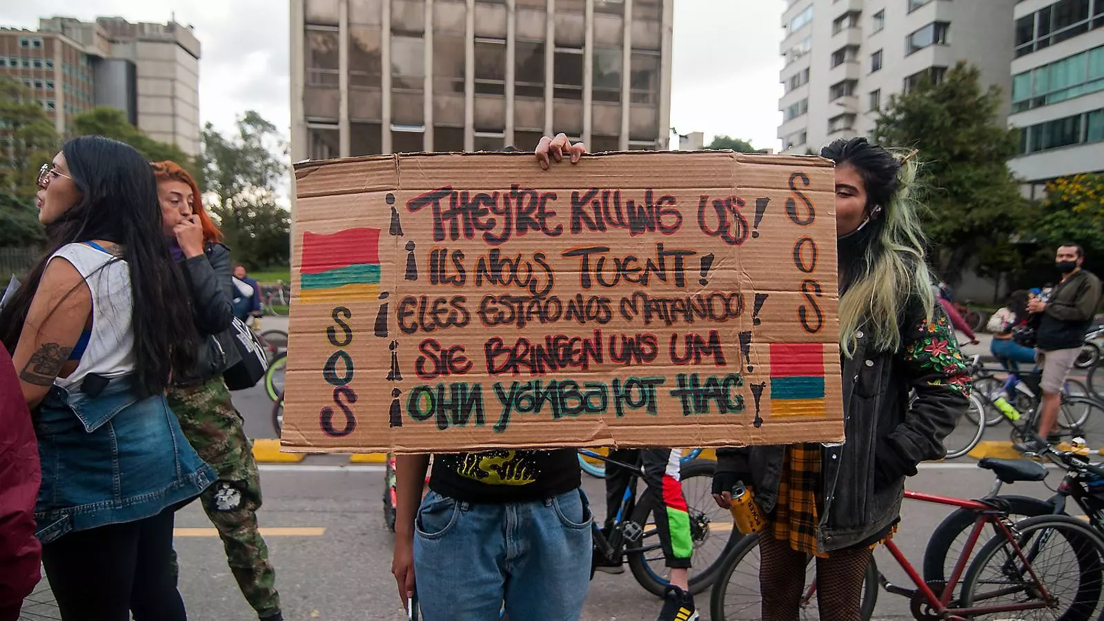 Un manifestant mostrant una pancarta multilingüe durant una manifestació a Bogotà divendres.