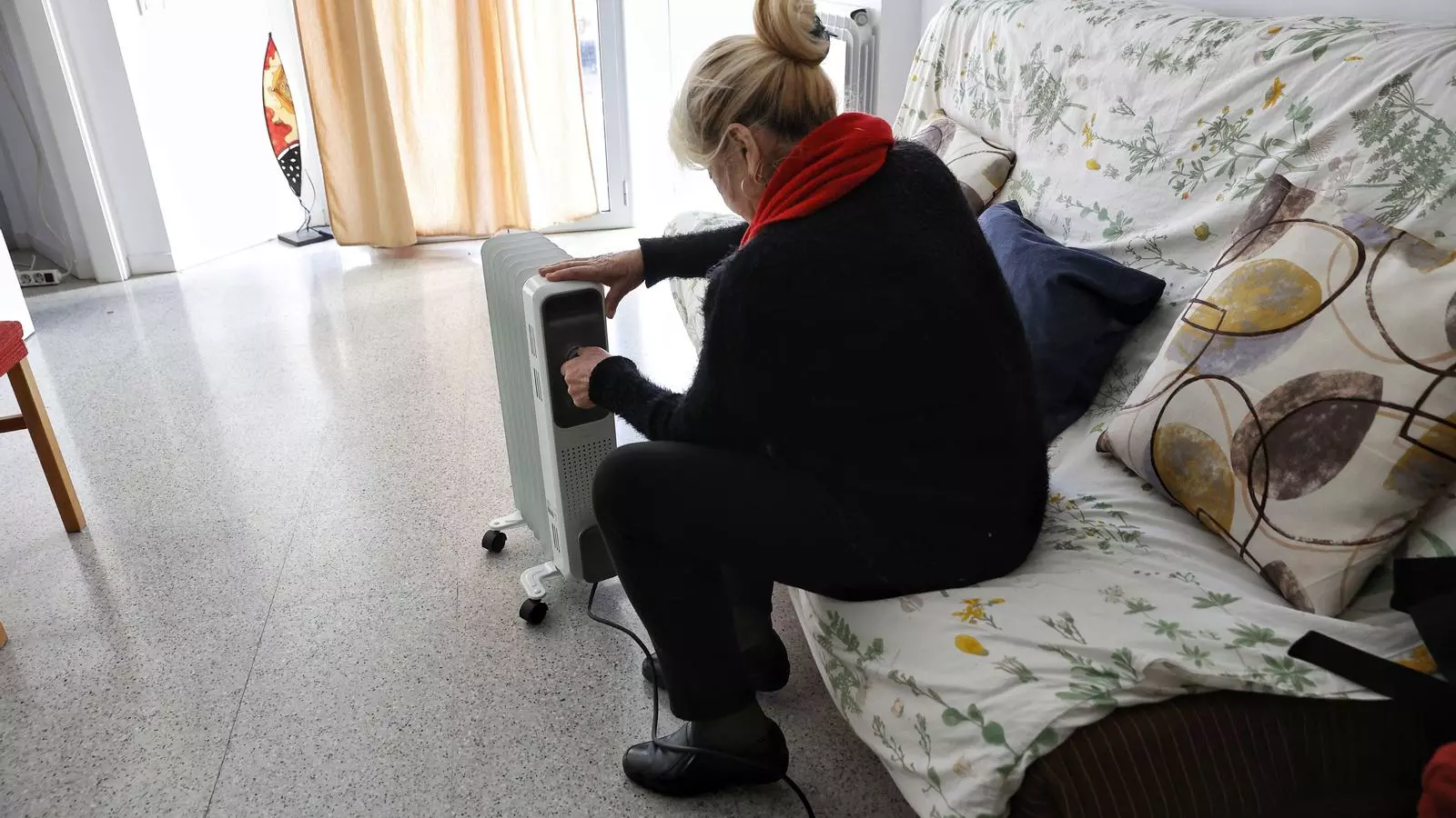 Una de les veïnes afectades amb un calefactor elèctric