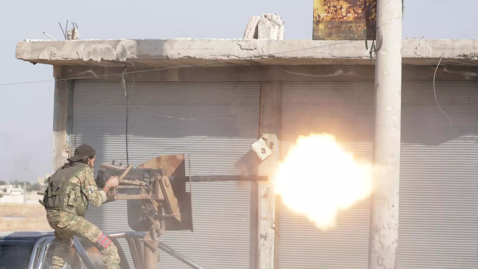 Un milicià del grup rebel islamista Exèrcit Lliure Sirià, ara rebatejat amb el nom d’Exèrcit Nacional, que Turquia utilitza durant la seva ofensiva al Kurdistan sirià.