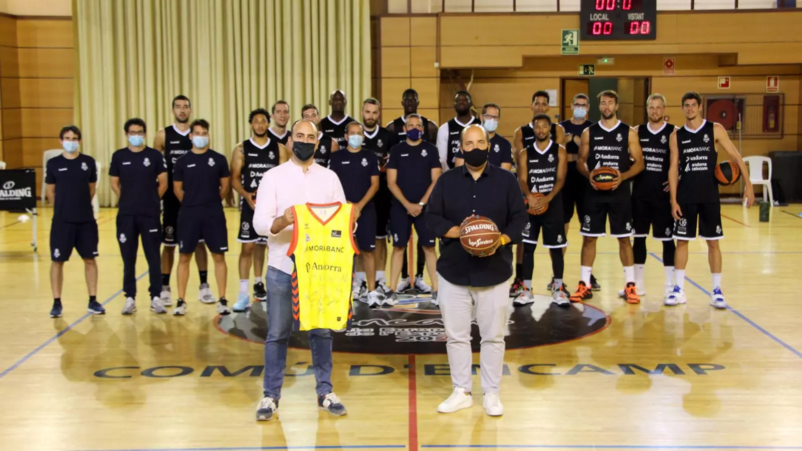 El MoraBanc Andorra i el seu president, Gorka Aixàs, juntament amb el conseller de Joventut i Esports, Xavier Fernández, a les instal·lacions del centre esportiu del Pas de la Casa. / M. P. (ANA)