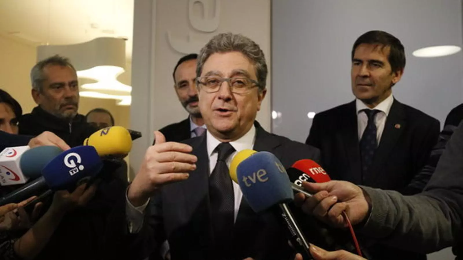 El delegat del govern espanyol a Catalunya, Enric Millo, atenent als mitjans
