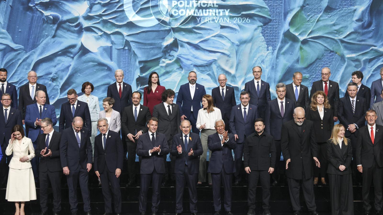 Family photo of the European Political Community meeting this Monday.