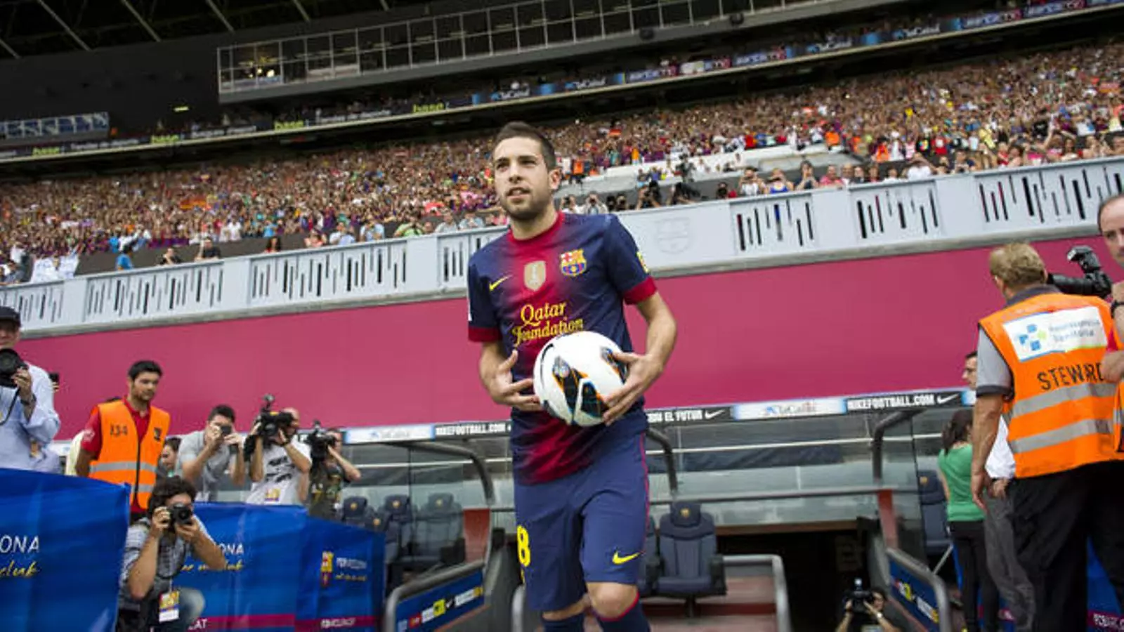 Jordi Alba salta a la gespa del Camp Nou per ser presentat com a nou jugador del Barça