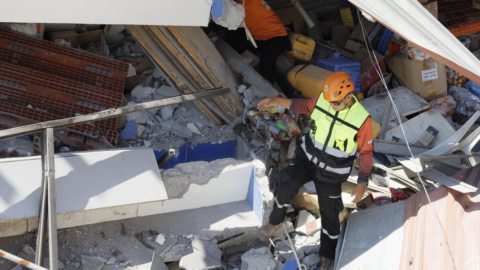 Un miembro del servicio de emergencia en un edificio dañado por el terremoto que sacudió el sur de Filipinas.