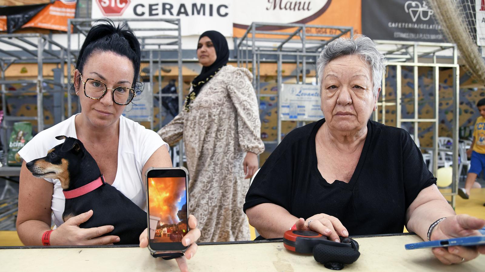 Cristina Malpica y Ramona Garrido mostrando cómo las llamas del incendio de la sierra de Espadán llegaron a las puertas del municipio de la Vilavella.