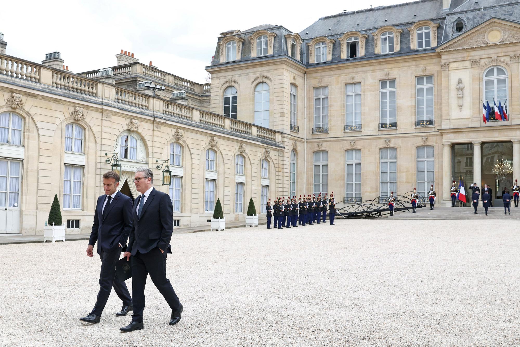 El president francès, Emmanuel Macron, amb el 'premier' britànic, Keir Starmer, a París.