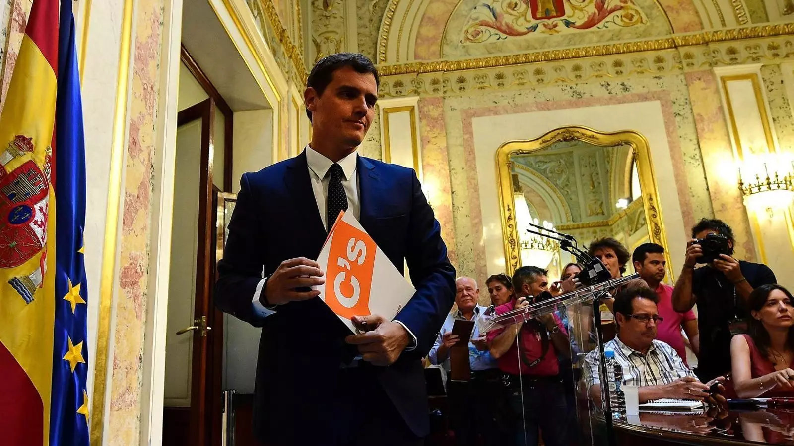 El líder de Ciutadans, Albert Rivera, ahir a l’escriptori del palau del Congrés de Diputats, a Madrid, on va comparèixer.