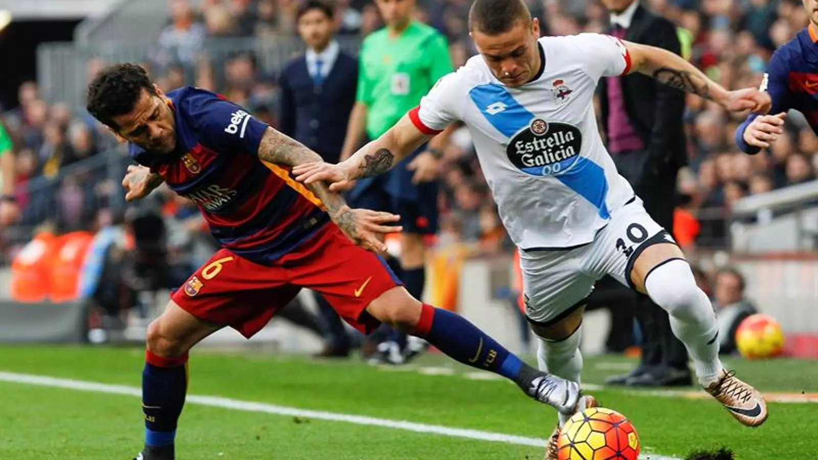 Dani Alves i Jonathan Rodríguez / EFE