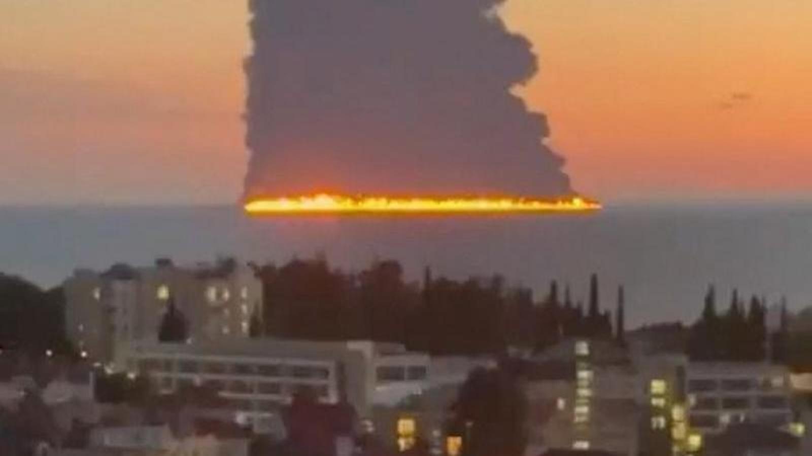 Vista de la columna de humo de un petrolero que se incendió después de ser atacado por una embarcación no tripulada en Sochi