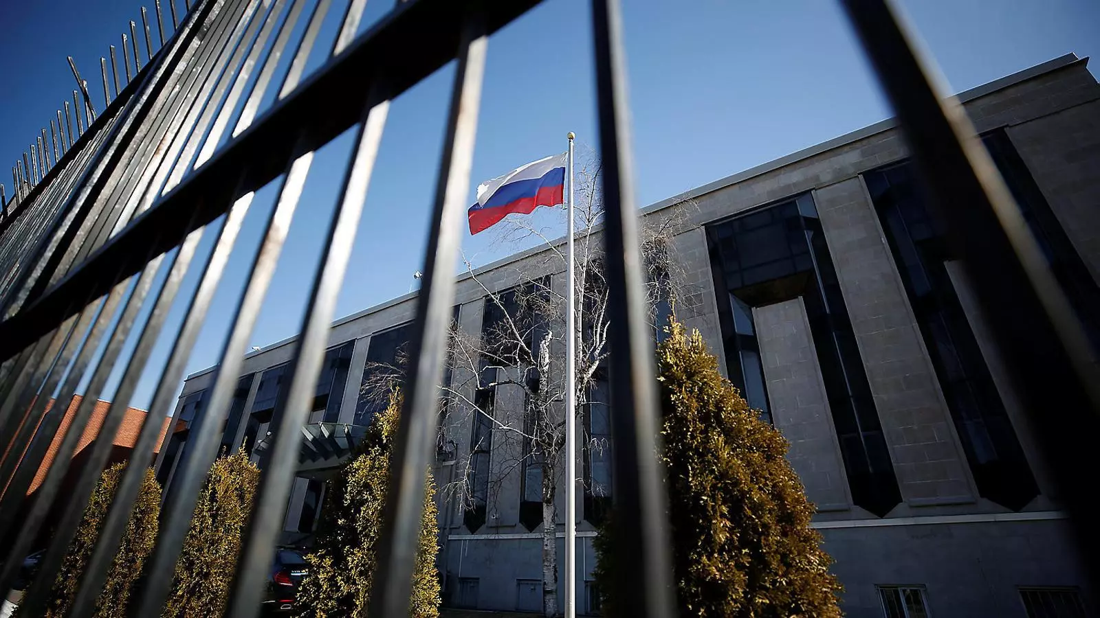 La bandera russa onejant a la façana de l’ambaixada al Canadà. Aquest país nord-americà es va sumar ahir a l’ofensiva occidental contra el Kremlin i va expulsar quatre suposats espies russos del país.
