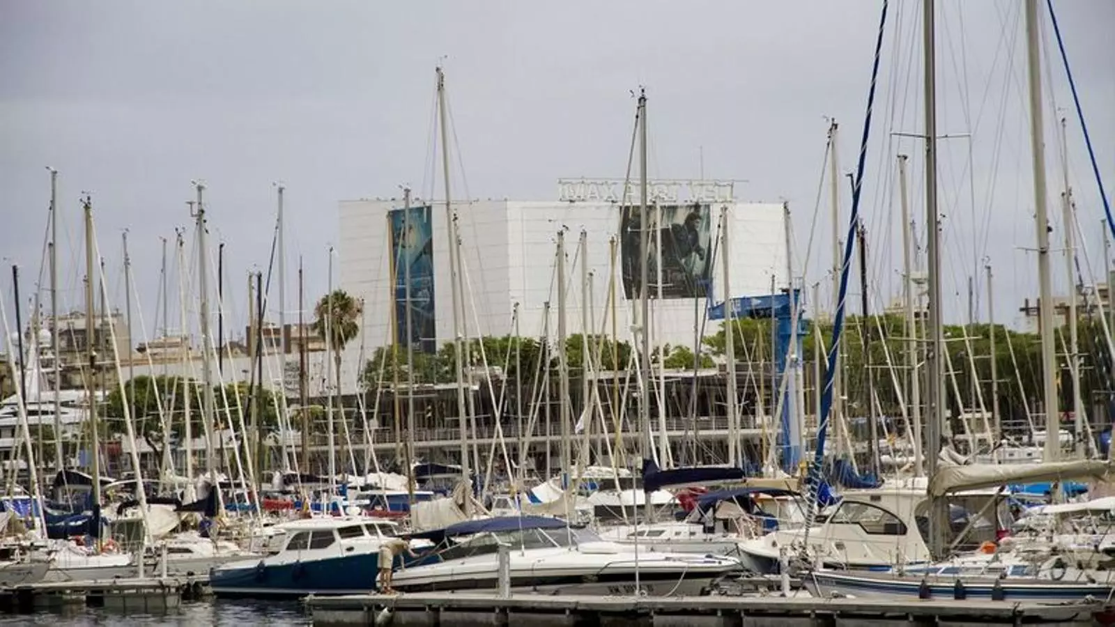 El Port Vell amb l'Imax al fons