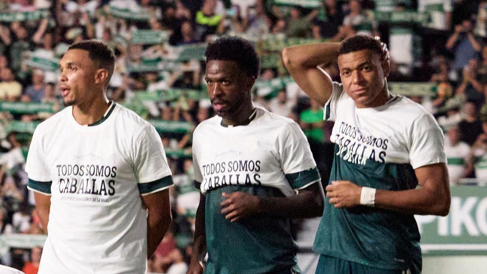 Real Madrid players Kylian Mbappé and Vinícius Júnior lift their shirts so as not to show a slogan of solidarity with the population of Ceuta before the match.