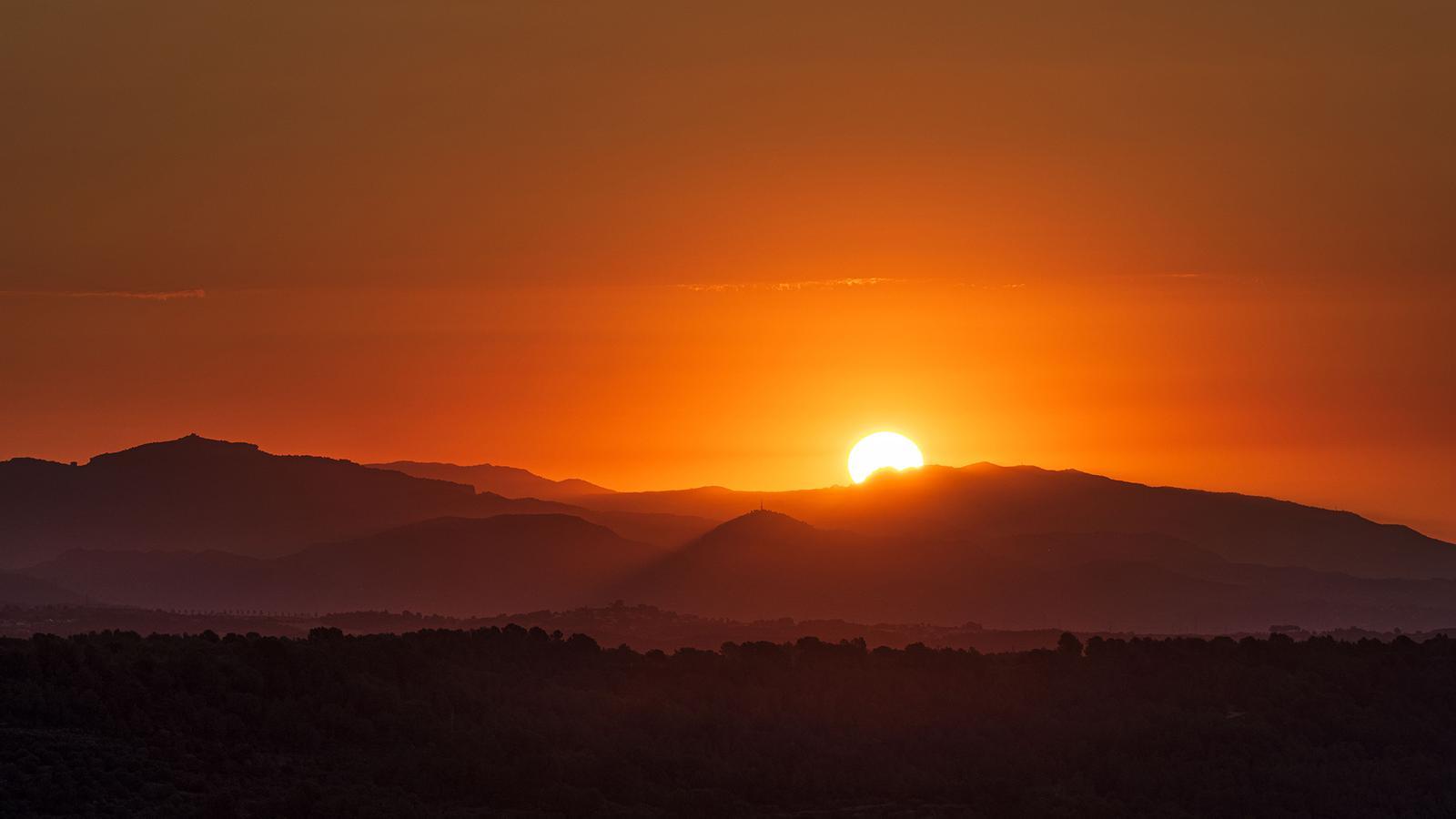 Sortida de sol d'aquest diumenge des de Sant Quintí de Mediona.