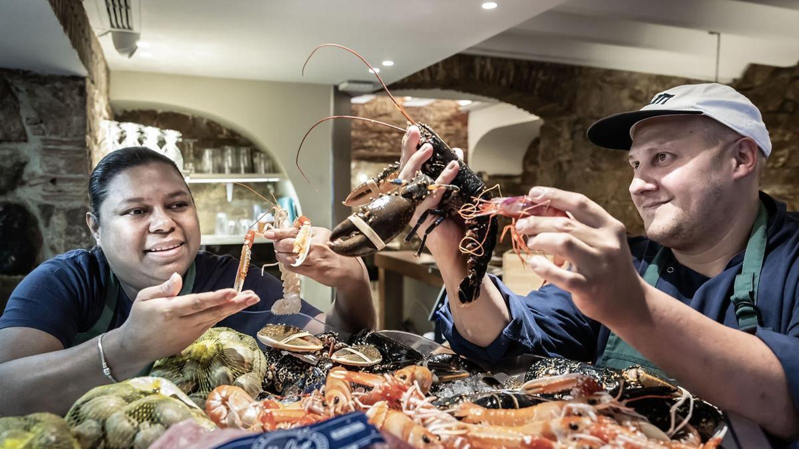 La Rosalina Carranza y el Samuel Soria preparando el marisco y el pescado del día